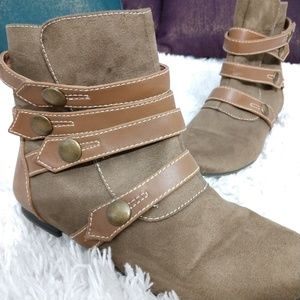 Apostrophe ankle Booties 8.5